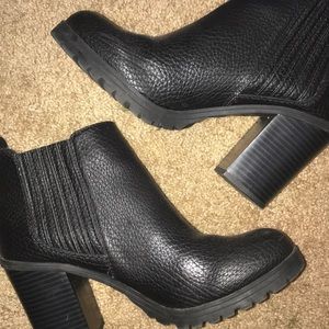 BLACK HEEL BOOTS